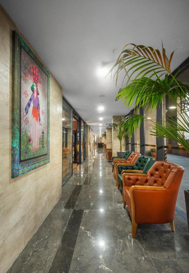 Royal Tulip Hotel & Casino, Tbilisi Exterior photo Lobby