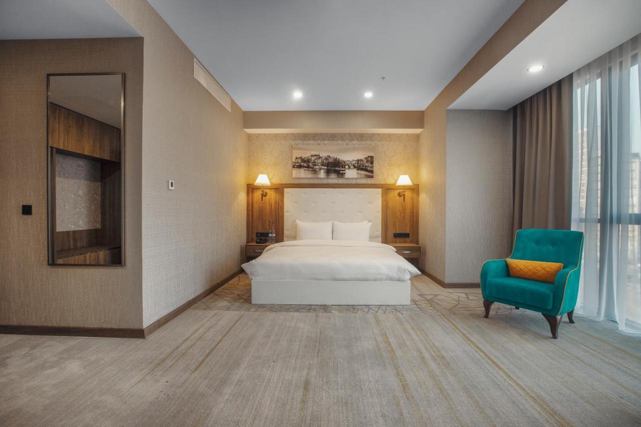 Royal Tulip Hotel & Casino, Tbilisi Exterior photo Deluxe Room